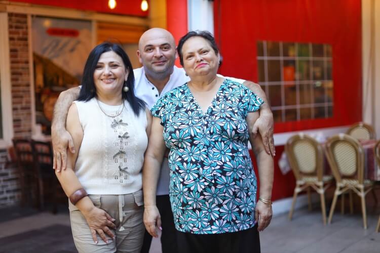 תמונה של שלושת דורות בעלי הרשת - אמא נלי, הבן גור והבת שלו